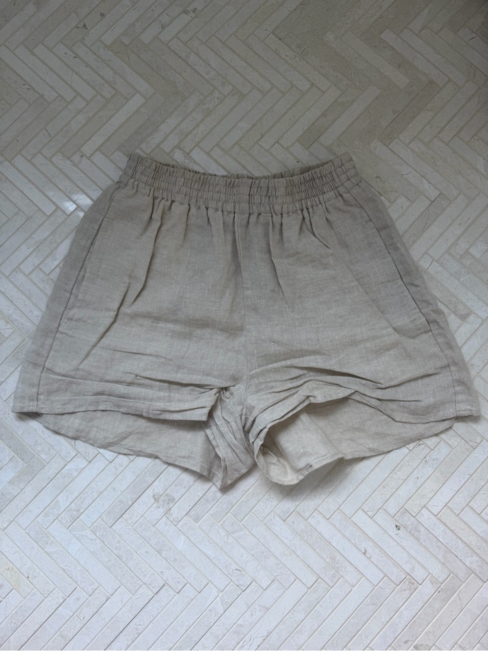 Aritzia Wilfred Linen Shorts in undyed ecru